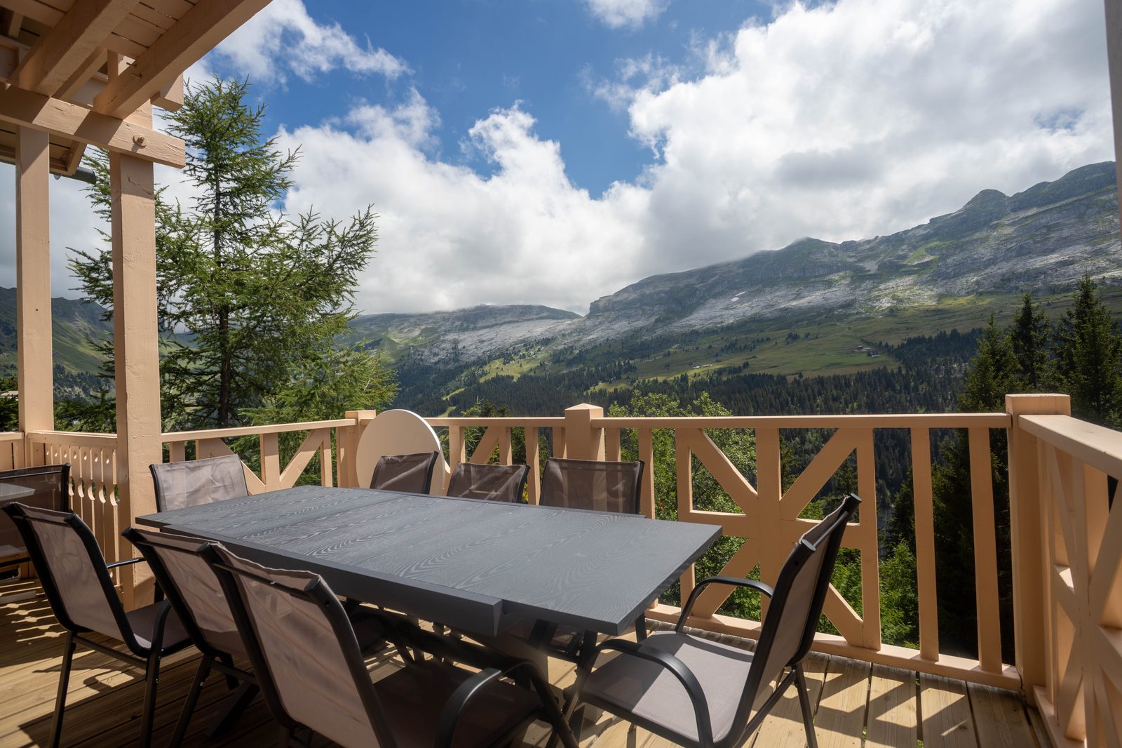 Grande table de la terrasse face au Grand Massif