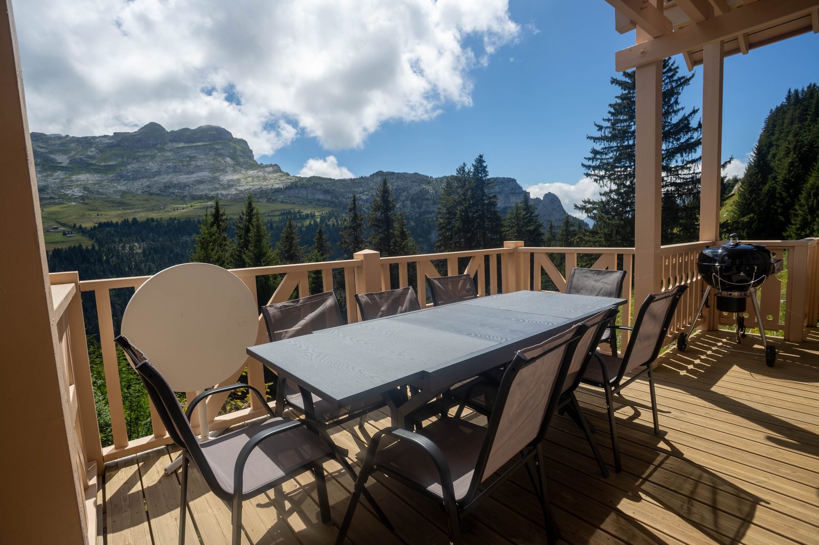 Barbecue à charbon sur la terrasse, vue montagne